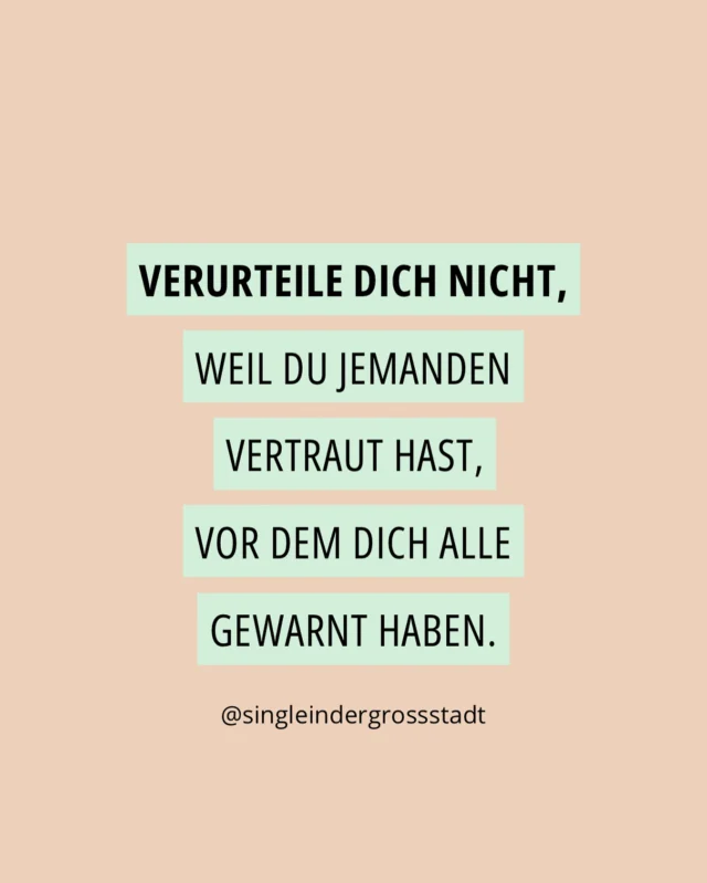 Die Erkenntnis, das alle anderen mit ihrer Einschätzung richtig lagen, ist nicht nur ernüchternd, sondern auch sehr schmerzvoll.

Dein Herz hat gehofft.
Dein Bauch hat vielleicht gezweifelt – aber deine Seele wollte glauben, dass diesmal alles anders ist. Nicht, weil du naiv warst, sondern weil du mutig warst. Weil du lieben wolltest.
Und ja – es kam anders.

Er war charmant – bis er nicht mehr musste.
Er war liebevoll – solange du ihn nicht hinterfragt hast.
Und du? Du warst da. Wieder einmal. Und hast gehofft.

Jetzt sitzt du da – nicht nur mit der Enttäuschung, sondern auch mit diesem inneren Kritiker in deinem Kopf:
„Ich hätte es wissen müssen.“
„Alle haben es gesagt.“
„Wieso hab ich nicht gehört?“

Oft merkt man selber, dass andere gar nicht so falsch liegen.

Irgendwann kommt die Ernüchterung und die Wahl wie man damit umgeht. Hilfreich ist es, seine Entscheidungen und Verhalten zu reflektieren, um daraus zu lernen. 

Die eigenen Erfahrungen sind die lehrreichsten Lektionen im Leben.
Mit sich selbst zu hadern ändert nichts an der Situation. 

Mir hilft es meine Entscheidungen vorher bewusst zu treffen und zu den daraus resultierenden Ereignissen zu stehen. Es kann gut gehen oder schief gehen. Irren ist menschlich.

Aber hör mir zu:

🌿 Liebe zu geben war kein Fehler.
Vertrauen zu schenken war ein Zeichen deiner Stärke – nicht deiner Schwäche.
Du bist nicht falsch, weil du geglaubt hast.

Falsch war nur, dass er dein Vertrauen nicht zu schätzen wusste.

Es gibt immer Gründe für Entscheidungen auch wenn sie sich im Nachhinein als falsch anfühlen. Aus Liebe, jemanden zu vertrauen - sind eigentlich gute Gründe. Zum damaligen Zeitpunkt war es für einen richtig.

Verurteile dich nicht für deine Hoffnung,
sondern dass du jetzt hinschaust. Und dass du heute liebevoller mit dir selbst bist als er es je war.

Neigt man vielleicht dazu, Menschen in sein Leben zulassen, die im Nachhinein für mehr Drama gesorgt haben oder man das Gefühl hat, mehr benutzt worden zu sein?

💬 Warst du auch schon mal an diesem Punkt? Teil deine Gedanken hier.
🤍 Speichere diesen Post für Tage, an denen der innere Kritiker zu laut wird.