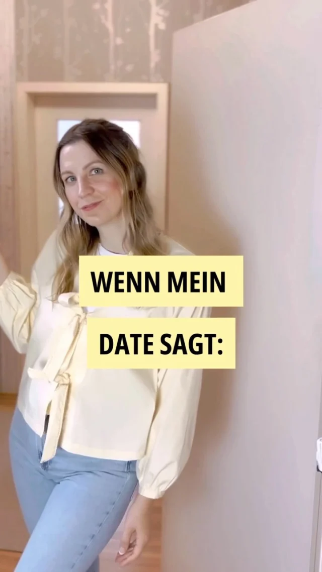 Ähm, NEEEEEEEEEEEEEIIIIIIN … 😅 Wie ist das bei dir?

Lio schläft seitdem er Baby ist in meinem Bett und für einen Mann würde ich das nicht ändern. Lio war zuerst da, mein kleiner Freund, Beschützer und Seelenwauwau. 

Ich habe mich damals dazu entschieden, es heißt es würde die Bindung stärken und ihm mehr Sicherheit im Schlaf geben. Lio war anfangs sehr ängstlich und ja sein Verhalten hat sich dadurch mit verbessert.

Genau wie ich, soll Lio einen „Vorteil“ durch eine Partnerschaft erhalten und keine Nachteile.

Er liebt es im Bett mit mir zu kuscheln auch wenn er mehr am Fußende schläft. Das würde ich ihm nicht wegnehmen wollen.

Also habe ich beim Daten auch darauf geachtet, wie die Einstellung der Herren ist und jemand dem ein Hund nicht ins Bett kommt, kommt mir auch nicht ins Bett. 

Lio ist auch sehr nicht dankbar, denn das erste was er macht, wenn er wach wird - er kuschelt mit meinem Freund 😂 dem ich sehr dankbar bin, das er meine Kleinen genauso ins Herz geschlossen hat, wie ich. 

Ich nenne ihn Dr. Dolittle 😂 wie ist das bei euch, schläft dein Hund mit im Bett und wie sieht es aus mit einem Partner?