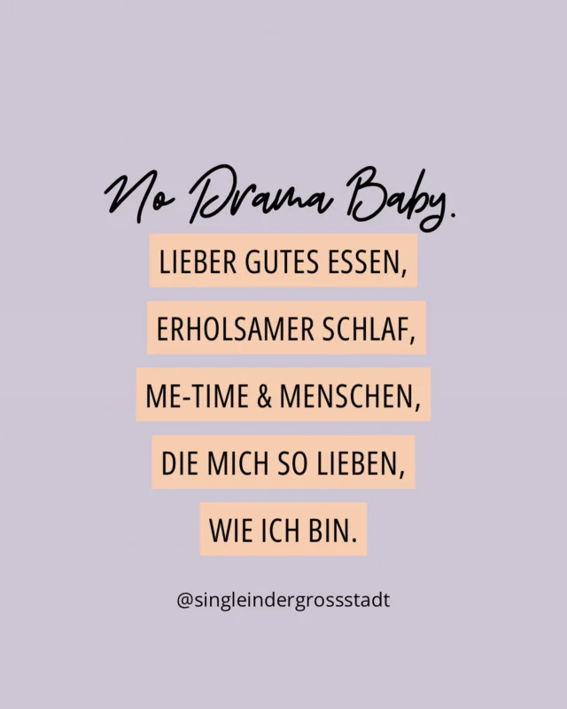 Wenn erst einmal Zufrieden- & Gelassenheit im Leben eingekehrt ist, merkt man, wie turbulent es vorher war.

Das unterstützt dich dabei 🤗

✅Gutes Essen = Energie & Stimmung
Nährstoffreiche Mahlzeiten versorgen dein Gehirn mit allem, was es braucht, um Stress abzubauen, Emotionen zu regulieren und dich richtig lebendig zu fühlen.
➡️ Ein stabiler Blutzucker ist oft besser als jede Paartherapie.

✅Erholsamer Schlaf = innerer Reset
Schlaf ist kein Luxus – er ist essenziell.
Nur wer gut schläft, kann klar denken, emotional reagieren statt explodieren und bleibt mental stark.
➡️ Wenig Schlaf = mehr Drama. Immer.

✅Me-Time = Selbstverbindung statt Selbstverlust
Alleinzeit ist kein Rückzug, sondern Rückkehr zu dir.
Wenn du dir Raum gibst, hörst du deine Bedürfnisse – nicht nur die Erwartungen anderer.
➡️ Wer sich selbst spürt, verliert sich nicht im Anderen.

✅Menschen, die dich wirklich lieben = emotionale Sicherheit
Echte Verbundenheit nährt.
Du musst dich nicht beweisen oder anpassen. Das Nervensystem entspannt sich – und Drama wird überflüssig.
➡️ Gesunde Beziehungen sind leise, nicht langweilig.

Wohlbefinden ist keine Spa-Behandlung – es ist: Wie du lebst. Was du wählst. Wen du liebst.

No Drama. Nur Klarheit, Verbindung und echte Fülle.

🫶 Was bevorzugst du gerade?