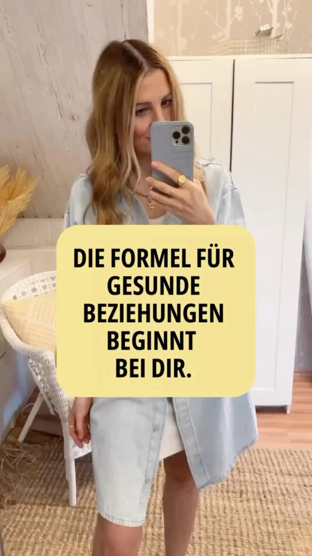 Die wichtigste Beziehung deines Lebens? Die zu dir selbst.
Hier ist deine Formel für innere Stärke & erfüllte Beziehungen ↓

Du + Selbstliebe = Selbstwert
👉 Selbstliebe bedeutet: Du nimmst dich an – mit Stärken und Schattenseiten.

✨ Wer sich selbst liebevoll begegnet, erkennt: Ich bin genug – genau so wie ich bin.

Du + Selbstliebe + Selbstwert = Selbstbewusstsein
👉 Aus gesundem Selbstwert wächst echtes Selbstbewusstsein.

✨ Du kennst deinen Platz, musst dich nicht vergleichen, passt dich nicht mehr an.

Du + Selbstliebe + Selbstwert + Selbstbewusstsein 
= Selbstvertrauen
👉 Du traust dir zu, schwierige Situationen zu meistern.

✨ Du brauchst keine äußere Bestätigung mehr – du bist deine eigene sichere Basis.

Du + Selbstliebe + Selbstwert + Selbstbewusstsein + Selbstvertrauen
= Glücklicher Single & sicherer Bindungsstil
👉 Du brauchst keinen Menschen, um vollständig zu sein – du wählst aus Fülle, nicht aus Mangel.

✨ Du liebst bewusst – ohne Drama, ohne Abhängigkeit.

Das Ziel ist keine perfekte Beziehung.
Das Ziel ist ein Partner, der bereit ist – weil du es auch bist.
Dein Bindungsstil beginnt mit dir. 🥰

💬 Welche Stufe dieser Formel fühlst du schon – und wo willst du noch wachsen?

📩 Speichere diesen Post als Reminder für deine Reise zu dir selbst.